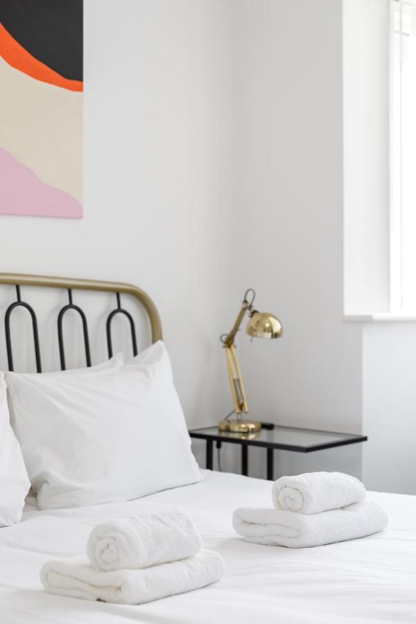 Beachside Retreat 2-Bedroom Gem With Free Private Parking & Outdoor Space Brighton Bagian luar foto