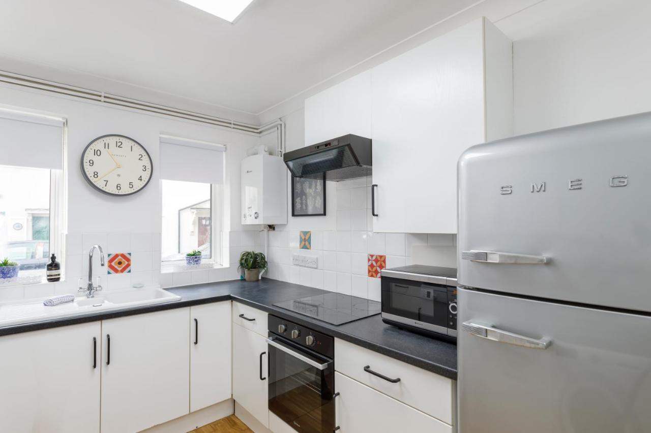 Beachside Retreat 2-Bedroom Gem With Free Private Parking & Outdoor Space Brighton Bagian luar foto