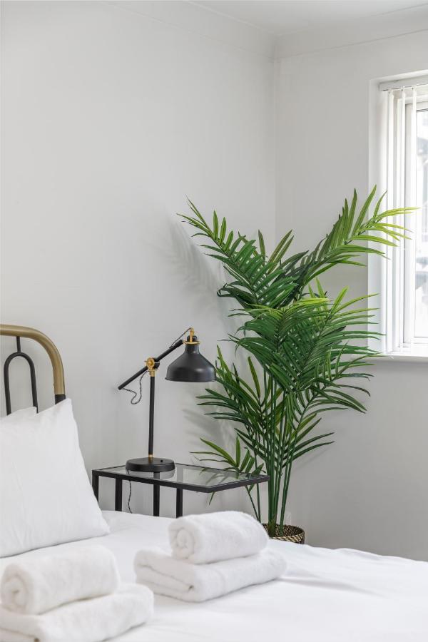 Beachside Retreat 2-Bedroom Gem With Free Private Parking & Outdoor Space Brighton Bagian luar foto