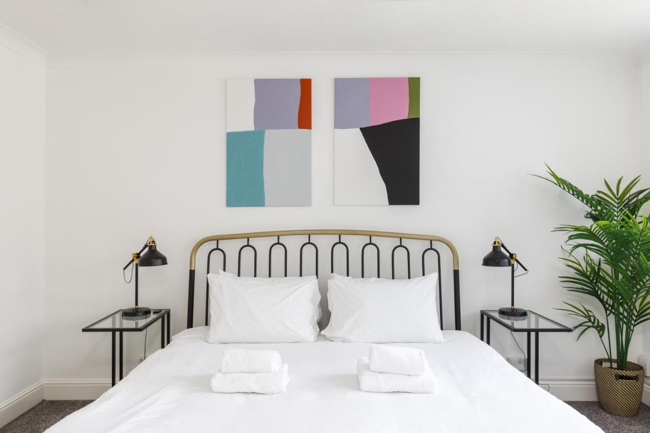 Beachside Retreat 2-Bedroom Gem With Free Private Parking & Outdoor Space Brighton Bagian luar foto