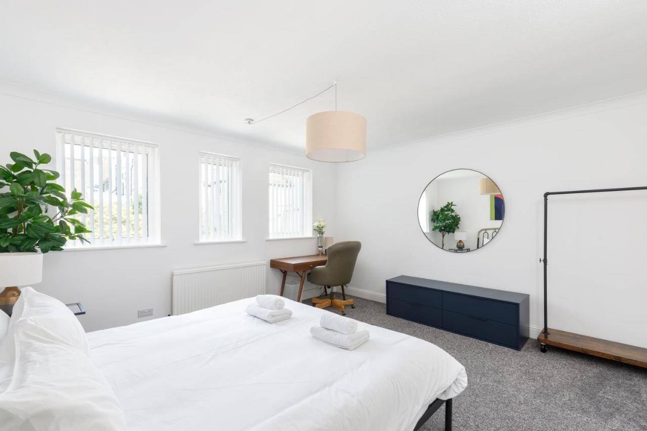 Beachside Retreat 2-Bedroom Gem With Free Private Parking & Outdoor Space Brighton Bagian luar foto